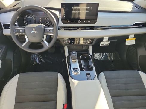 New 2026 Mitsubishi Outlander SE image 17