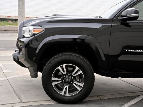 Used 2016 Toyota Tacoma TRD Sport image 23