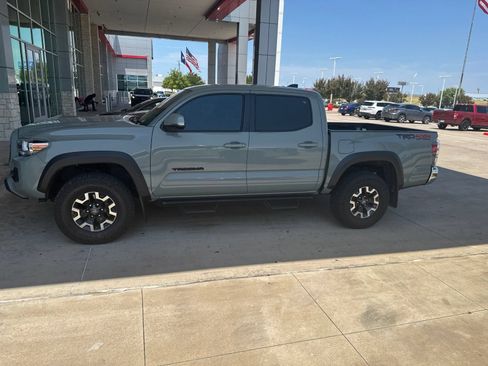 Used 2022 Toyota Tacoma TRD Off-Road w/ Black Out Package (TMS) AWD/4WD image 33