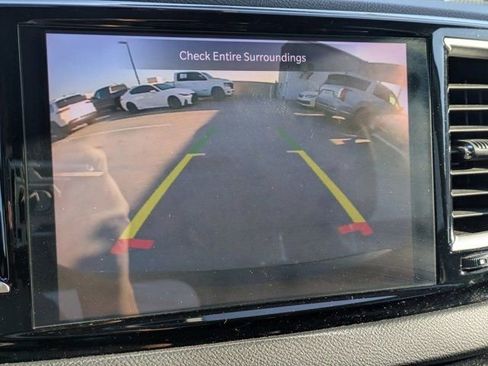 Used 2024 Chrysler Pacifica Touring-L image 18