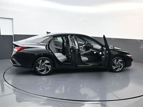 Certified 2025 Hyundai Elantra Limited image 22