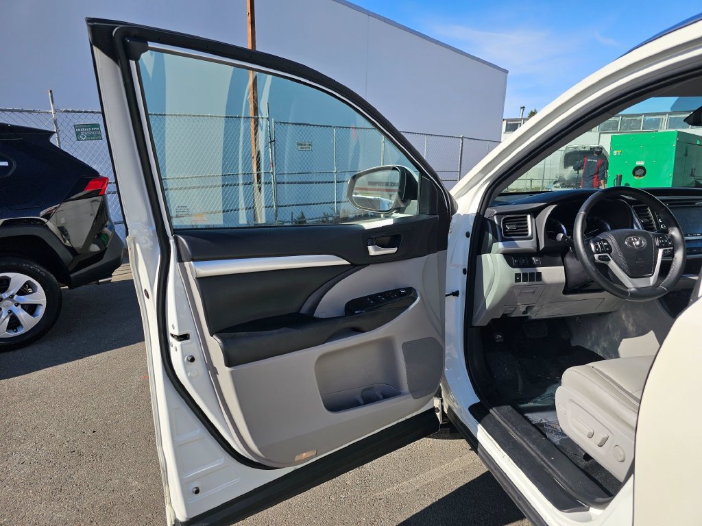 Used 2018 Toyota Highlander XLE AWD/4WD image 19