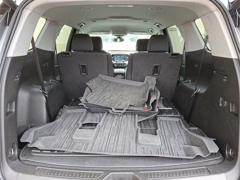 Used 2022 GMC Acadia SLE w/ Driver Convenience Package image 30