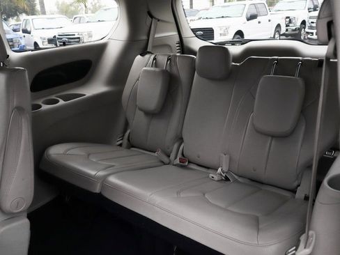 Used 2021 Chrysler Pacifica Touring-L image 45