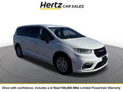 Used 2025 Chrysler Pacifica Select