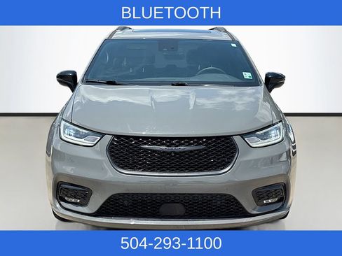 Used 2023 Chrysler Pacifica Limited w/ S Appearance Package FWD image 3