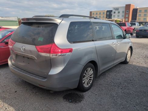 Used 2013 Toyota Sienna XLE w/ Entertainment Pkg FWD image 5