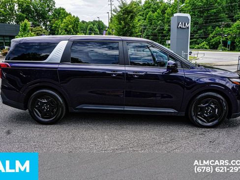 Used 2025 Kia Carnival FWD image 8