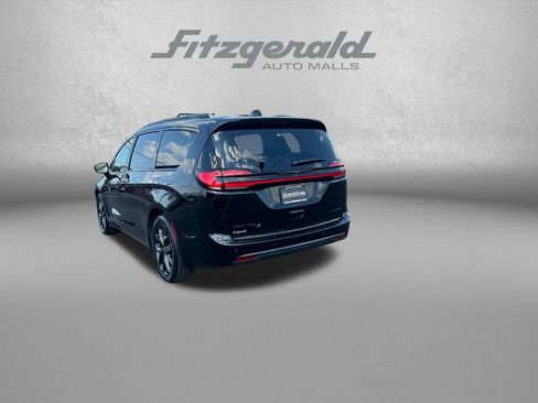 Used 2025 Chrysler Pacifica Limited FWD image 5