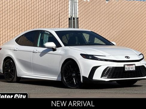 Used 2025 Toyota Camry SE FWD image 1