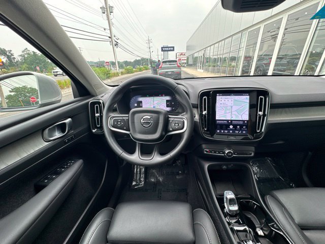 Certified 2025 Volvo XC40 B5 Plus AWD/4WD image 21