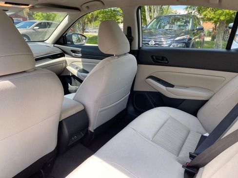Used 2025 Nissan Altima 2.5 SV FWD image 2