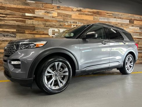Used 2021 Ford Explorer XLT w/ Equipment Group 202A RWD image 14