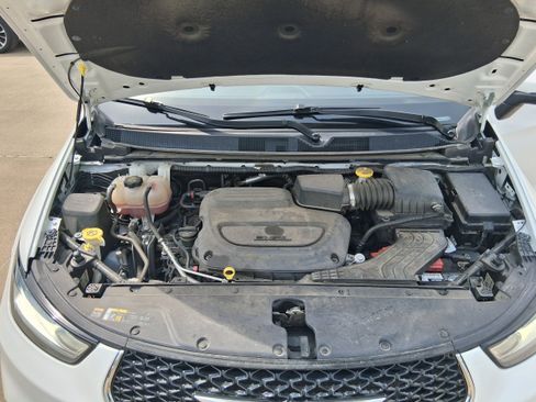 Used 2023 Chrysler Pacifica Touring-L FWD image 9