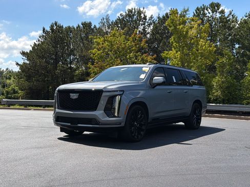 Used 2025 Cadillac Escalade ESV Sport Platinum w/ LPO, ONYX Package AWD/4WD image 12