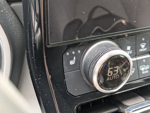 Used 2024 Toyota Highlander XLE FWD image 22