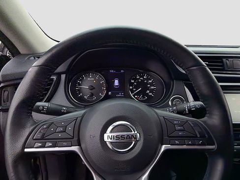 Used 2018 Nissan Rogue SV image 11