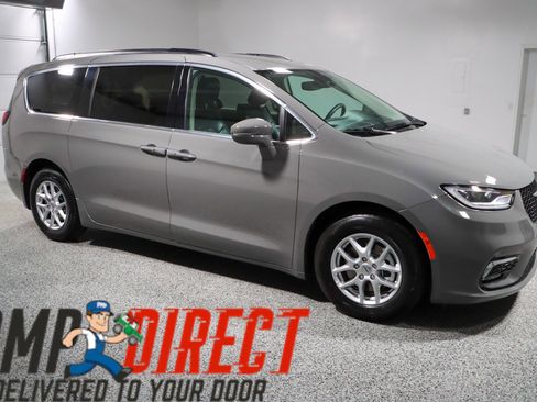 Used 2022 Chrysler Pacifica Touring-L image 6