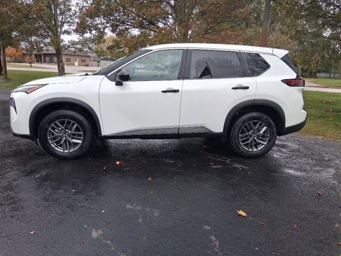 Used 2024 Nissan Rogue S image 2
