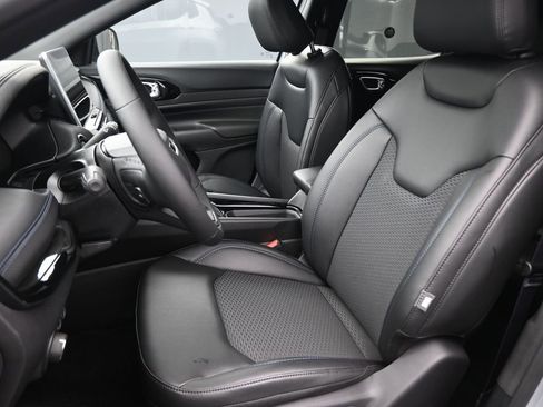 New 2026 Jeep Compass Latitude AWD/4WD image 14