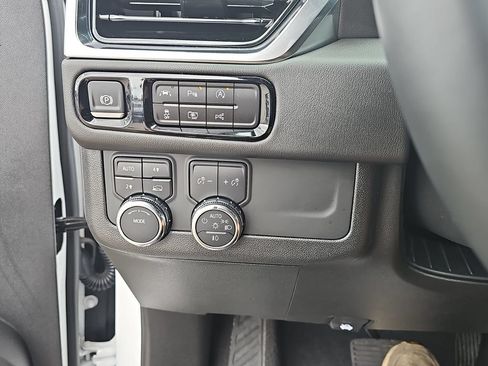 Certified 2025 GMC Yukon Denali AWD/4WD image 33