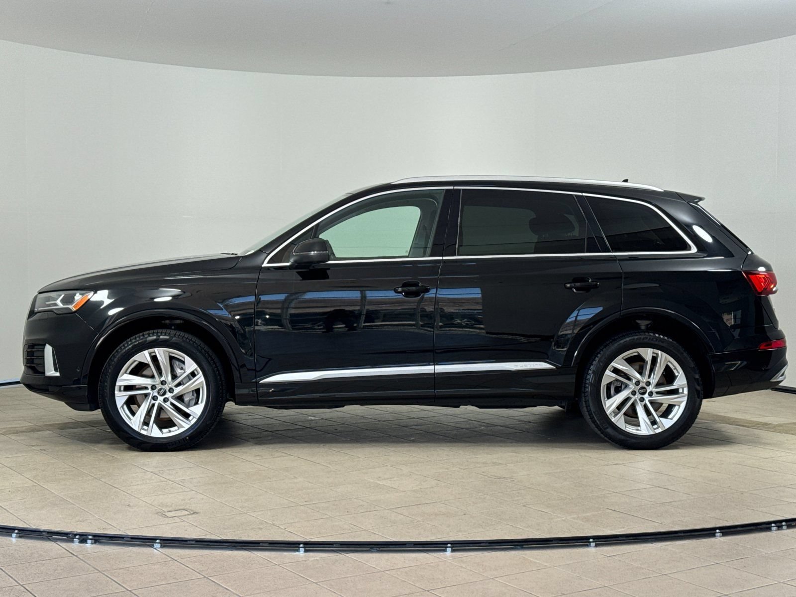 Used 2023 Audi Q7 2.0T Premium w/ Convenience Package AWD/4WD image 3