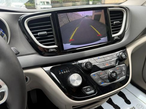 Used 2023 Chrysler Pacifica Touring-L FWD image 38