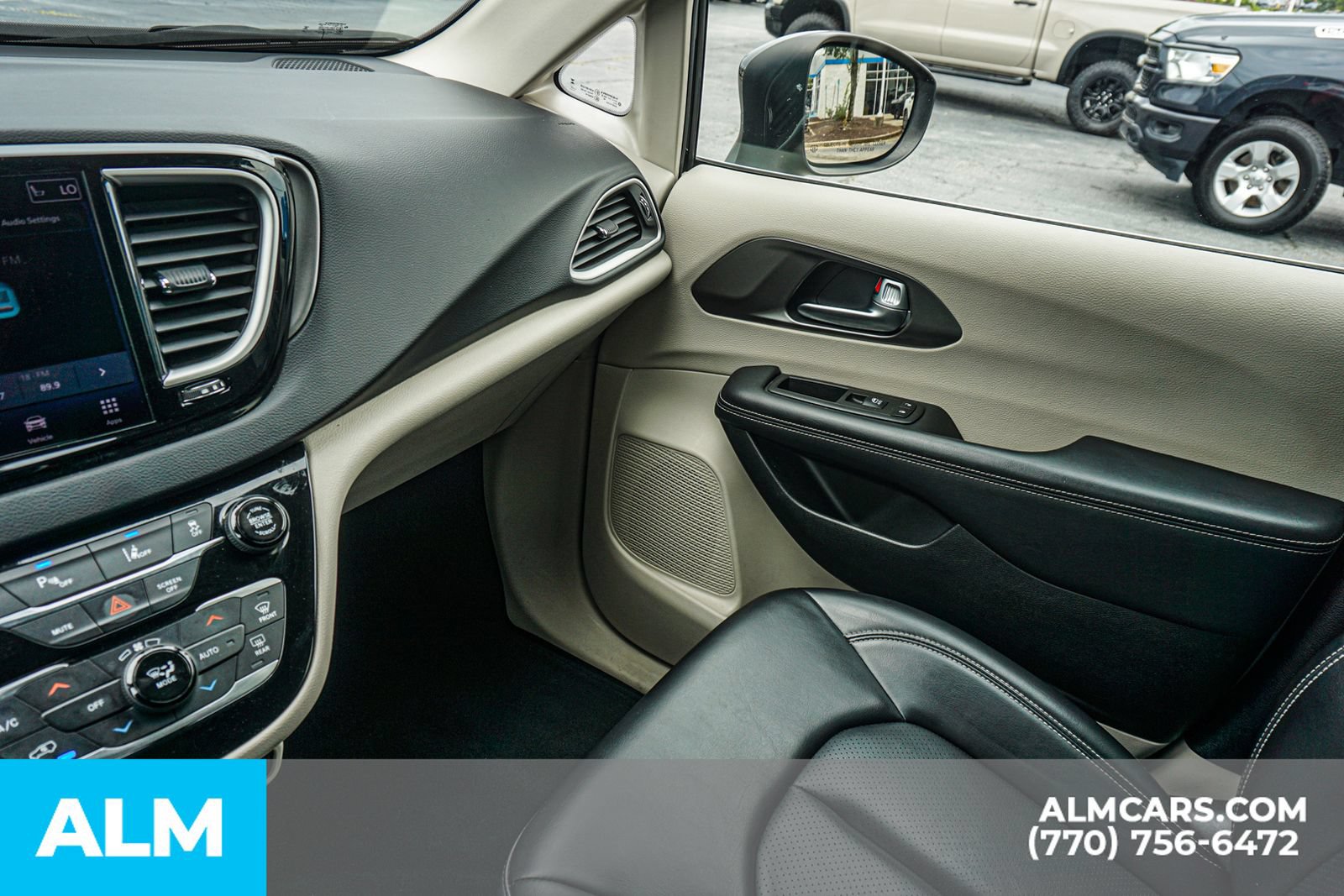 Used 2023 Chrysler Pacifica Touring-L FWD image 46