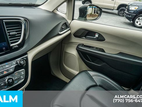 Used 2023 Chrysler Pacifica Touring-L FWD image 46
