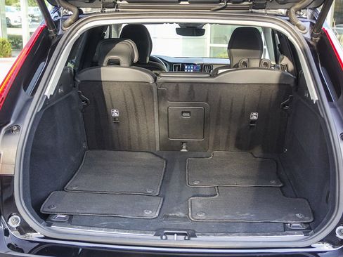 Used 2025 Volvo XC60 B5 Plus image 23