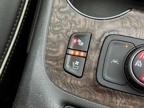 Used 2021 GMC Acadia Denali AWD/4WD image 19