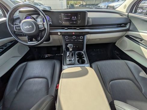 Used 2024 Kia Carnival LX image 12