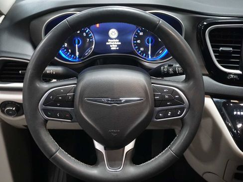 Used 2022 Chrysler Pacifica Touring-L image 16