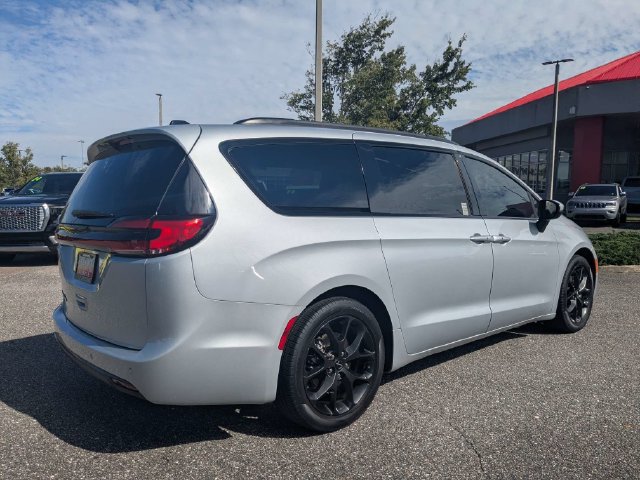 Used 2023 Chrysler Pacifica Touring-L w/ S Appearance Package FWD image 4