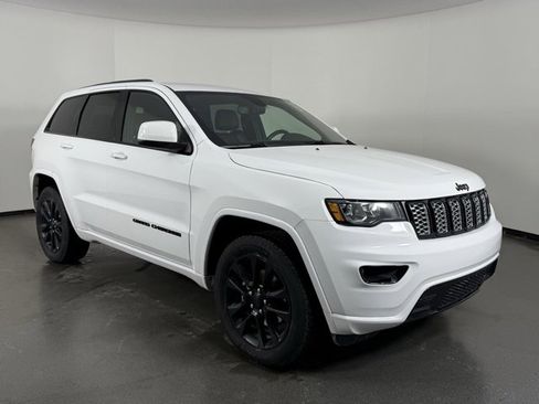 Used 2020 Jeep Grand Cherokee Altitude image 2