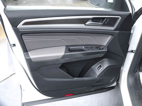 Used 2021 Volkswagen Atlas SE image 25