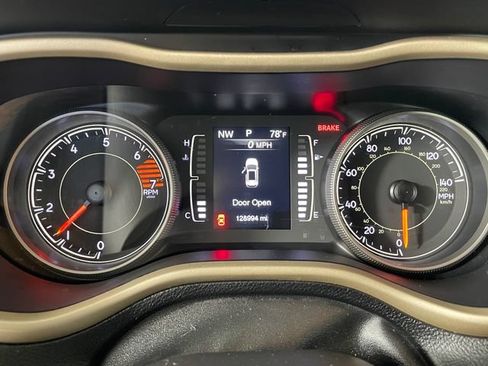 Used 2018 Jeep Cherokee Latitude AWD/4WD image 5