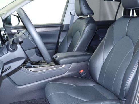 Used 2025 Toyota Highlander Limited AWD/4WD image 22
