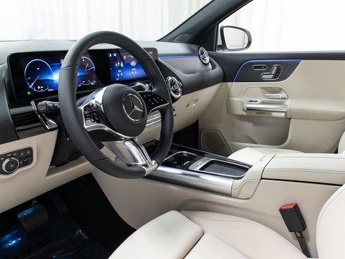 New 2025 Mercedes-Benz GLA 250 4MATIC image 13