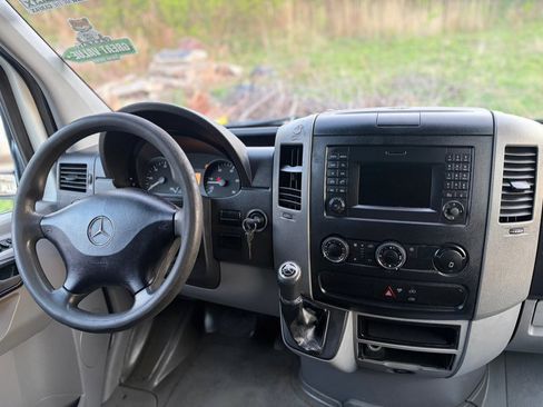 Used 2018 Mercedes-Benz Sprinter 2500 image 11