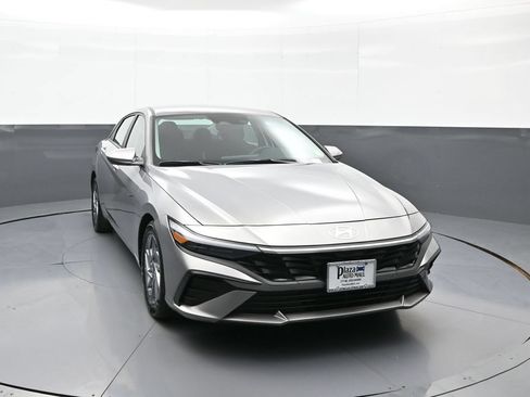 Certified 2024 Hyundai Elantra SEL FWD image 3