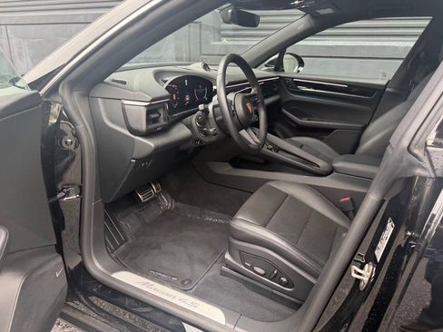 Certified 2025 Porsche Macan 4S Electric AWD/4WD image 4