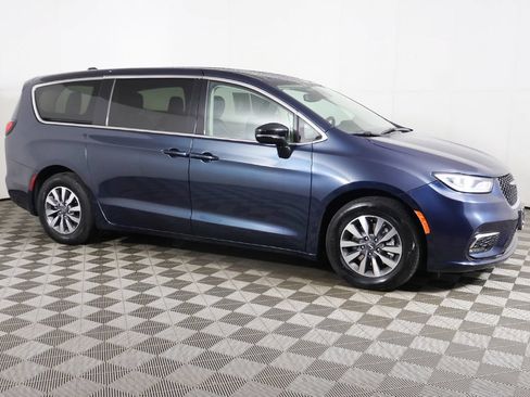 Used 2024 Chrysler Pacifica Limited FWD image 10