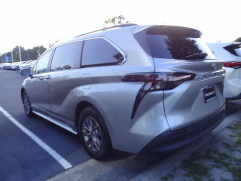 Used 2024 Toyota Sienna XLE FWD image 5
