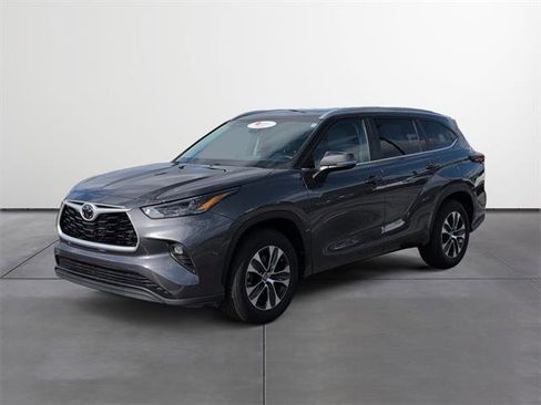 Certified 2025 Toyota Highlander XLE image 2