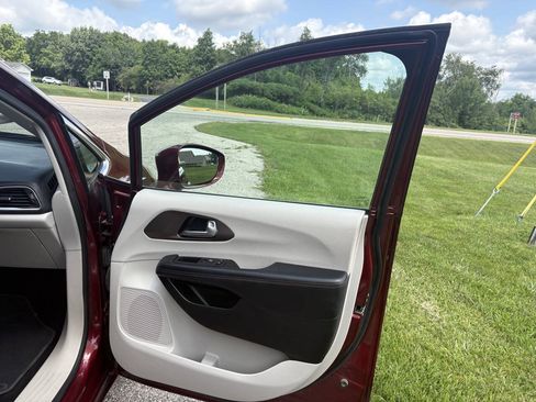 Used 2018 Chrysler Pacifica Touring-L FWD image 37