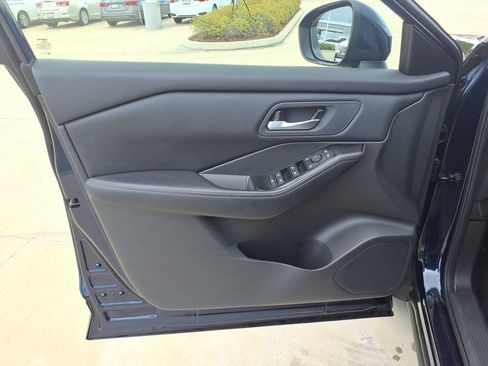 Used 2025 Nissan Rogue SV FWD image 15