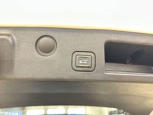 Used 2025 Chevrolet Equinox LT w/ Convenience Package II image 31