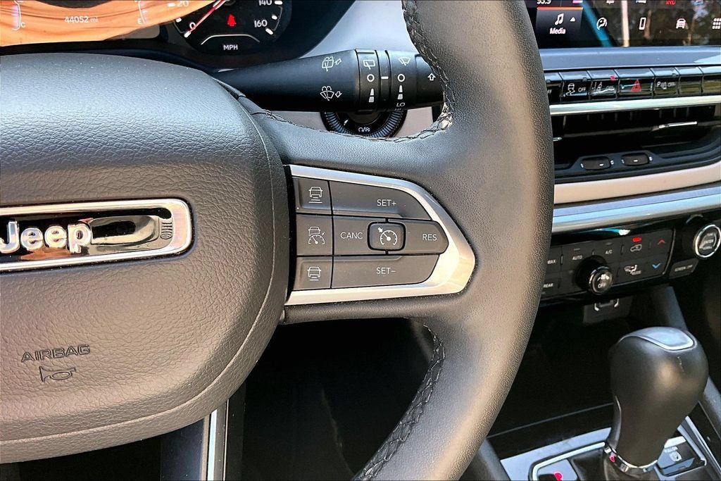 Used 2025 Jeep Compass Limited AWD/4WD image 12