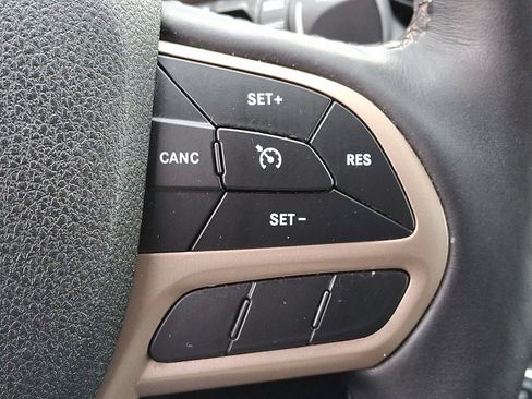 Used 2017 Jeep Cherokee Limited image 24